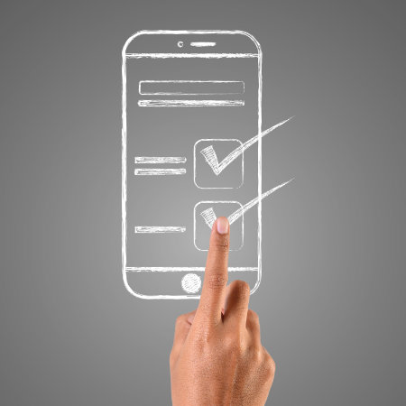 Hand die auf skizziertes Handy mit Formular tippt