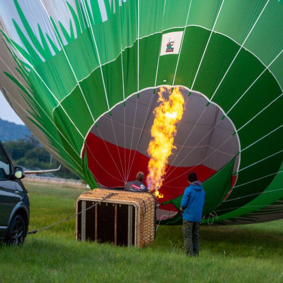 Ballon der von Flamme aufgepumpt wird